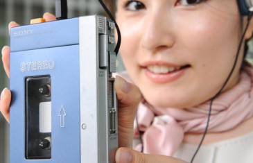 Deux ado découvrent le Walkman !